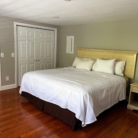 Captains Quarters Motel & Conference Center Истхам Екстериор снимка