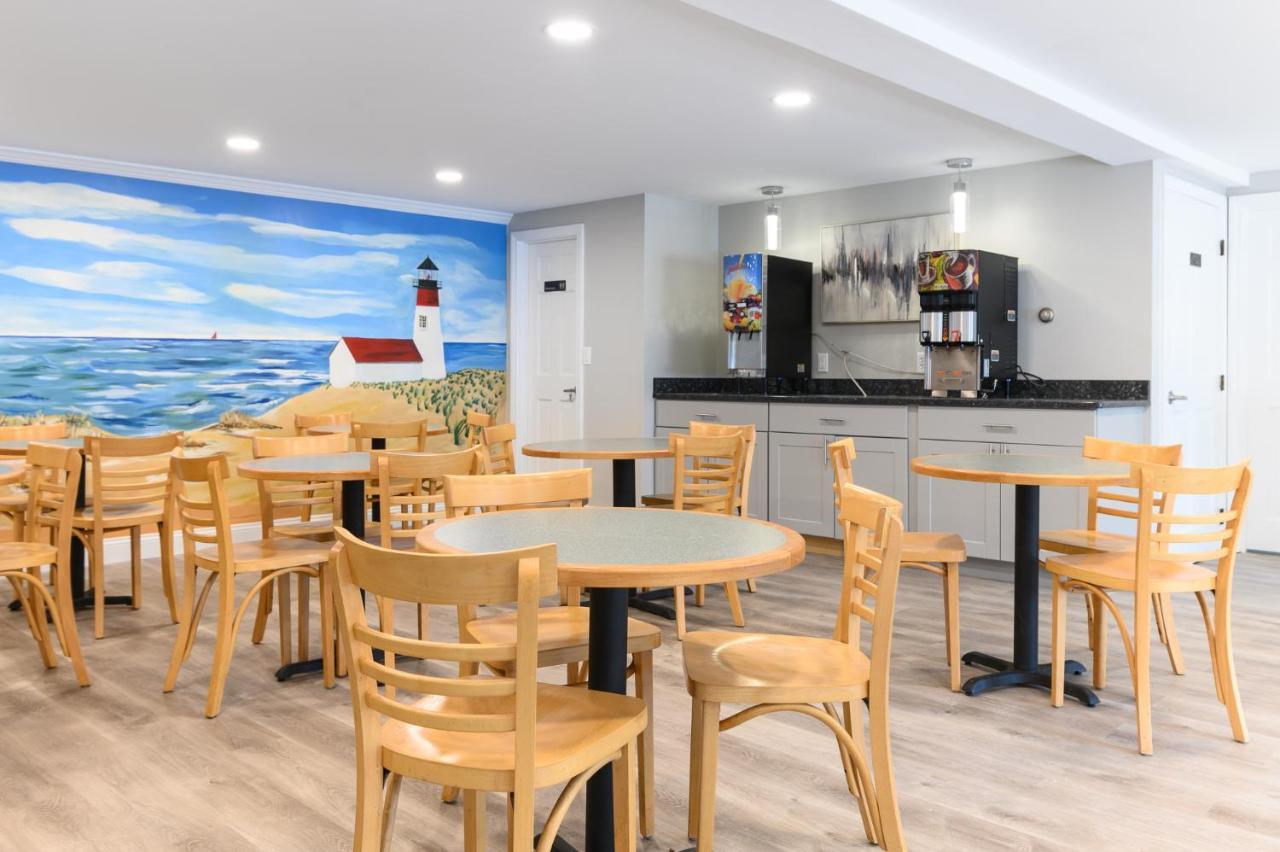 Captains Quarters Motel & Conference Center Истхам Екстериор снимка