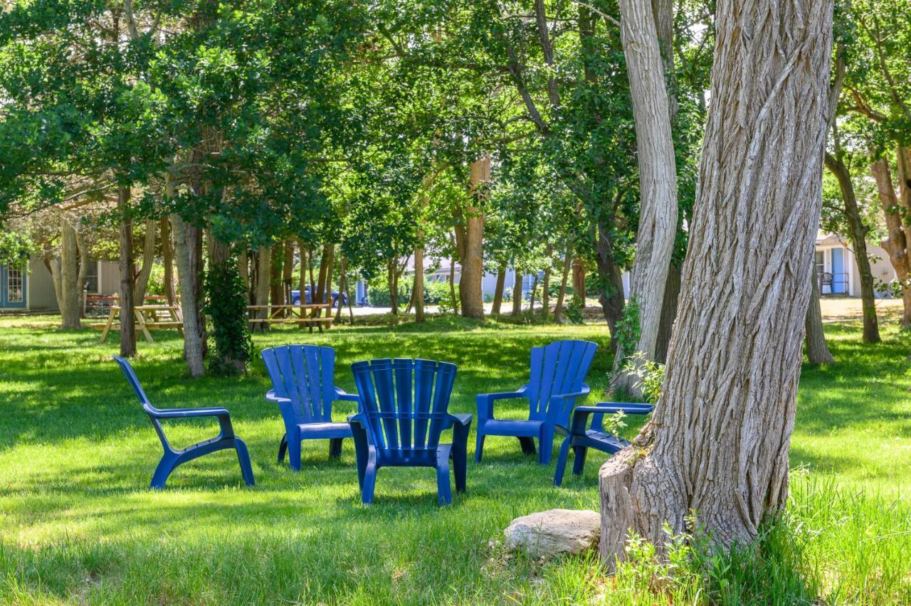 Captains Quarters Motel & Conference Center Истхам Екстериор снимка
