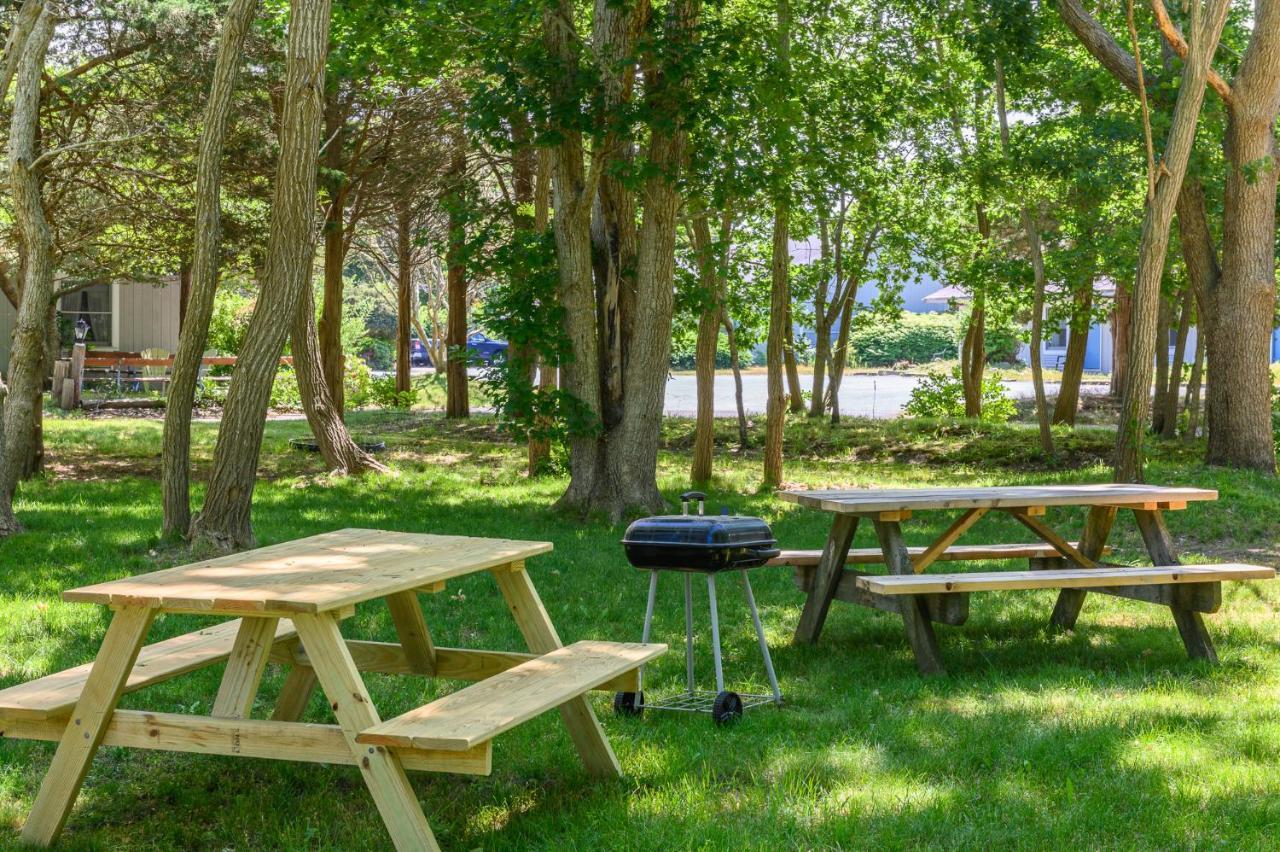 Captains Quarters Motel & Conference Center Истхам Екстериор снимка