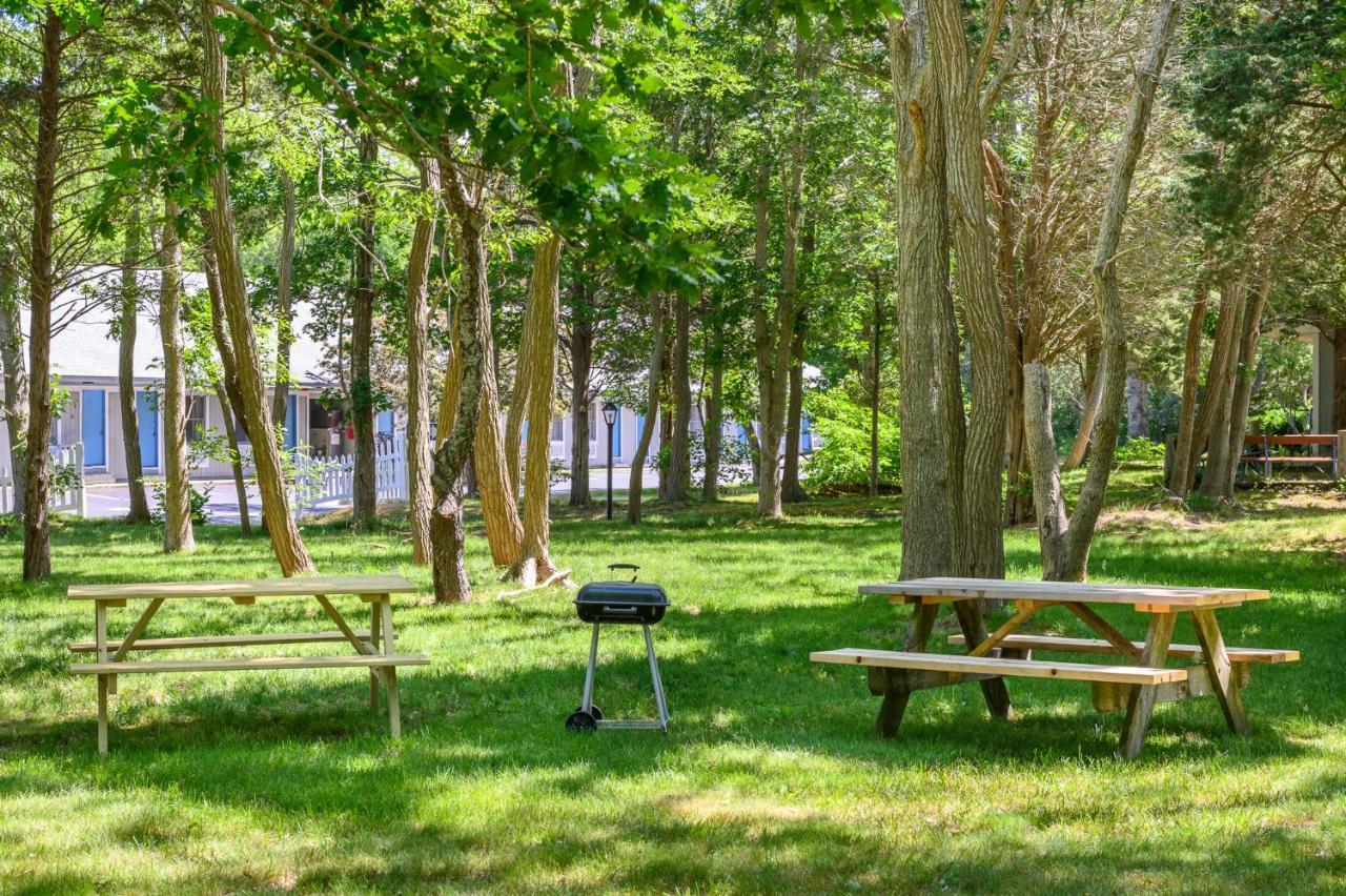 Captains Quarters Motel & Conference Center Истхам Екстериор снимка