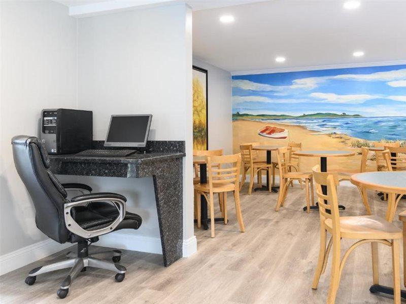Captains Quarters Motel & Conference Center Истхам Екстериор снимка