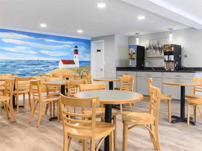 Captains Quarters Motel & Conference Center Истхам Екстериор снимка