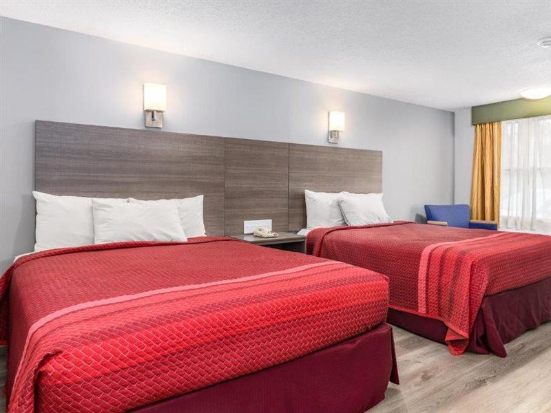 Captains Quarters Motel & Conference Center Истхам Екстериор снимка