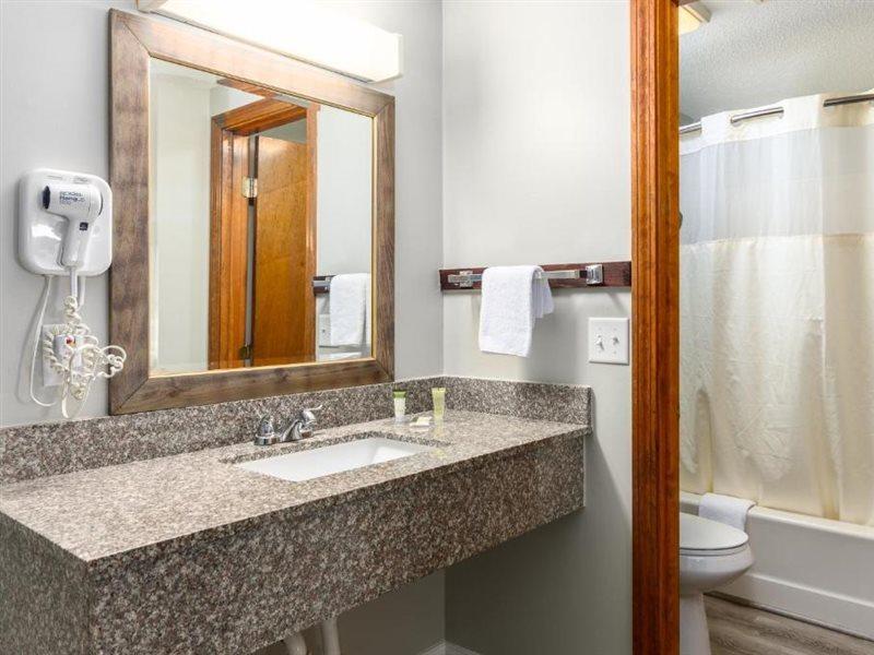 Captains Quarters Motel & Conference Center Истхам Екстериор снимка