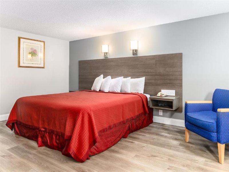 Captains Quarters Motel & Conference Center Истхам Екстериор снимка