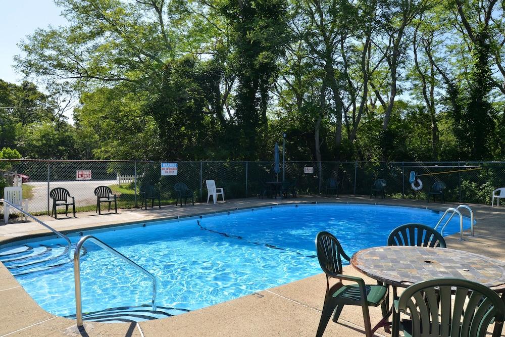Captains Quarters Motel & Conference Center Истхам Екстериор снимка
