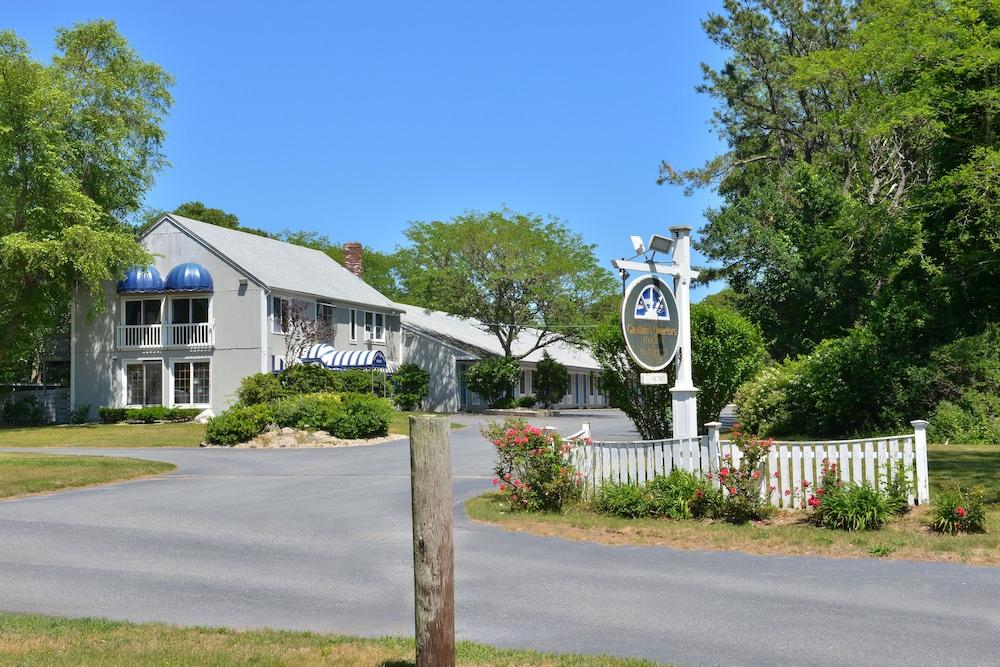 Captains Quarters Motel & Conference Center Истхам Екстериор снимка