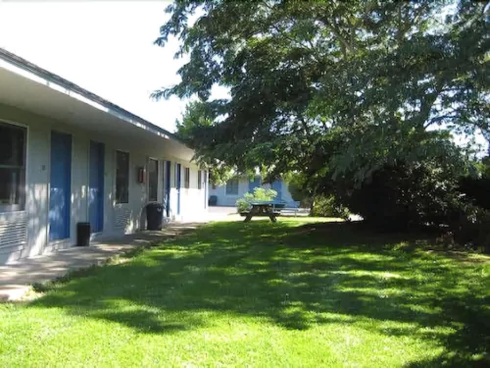 Captains Quarters Motel & Conference Center Истхам Екстериор снимка