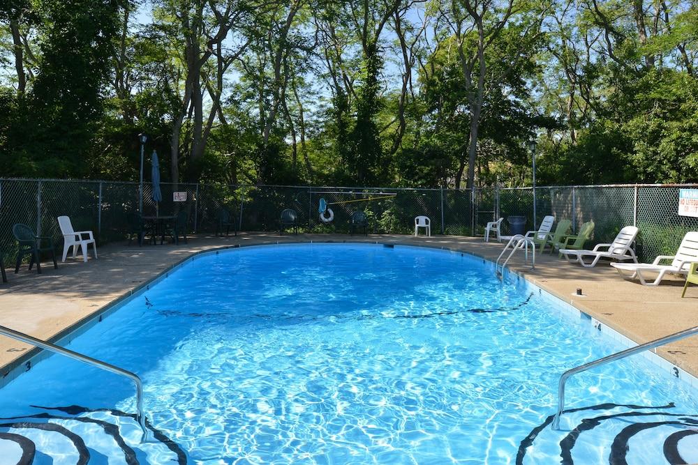 Captains Quarters Motel & Conference Center Истхам Екстериор снимка