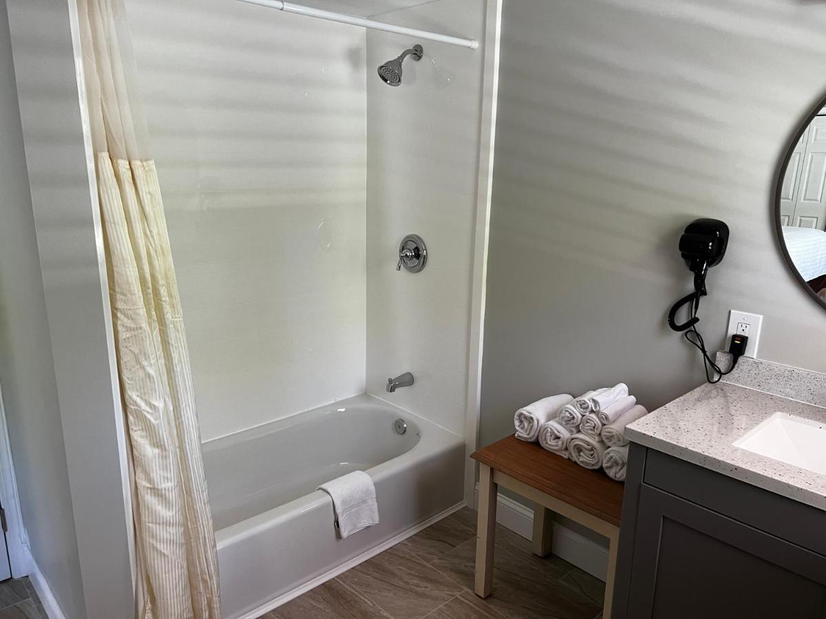 Captains Quarters Motel & Conference Center Истхам Екстериор снимка