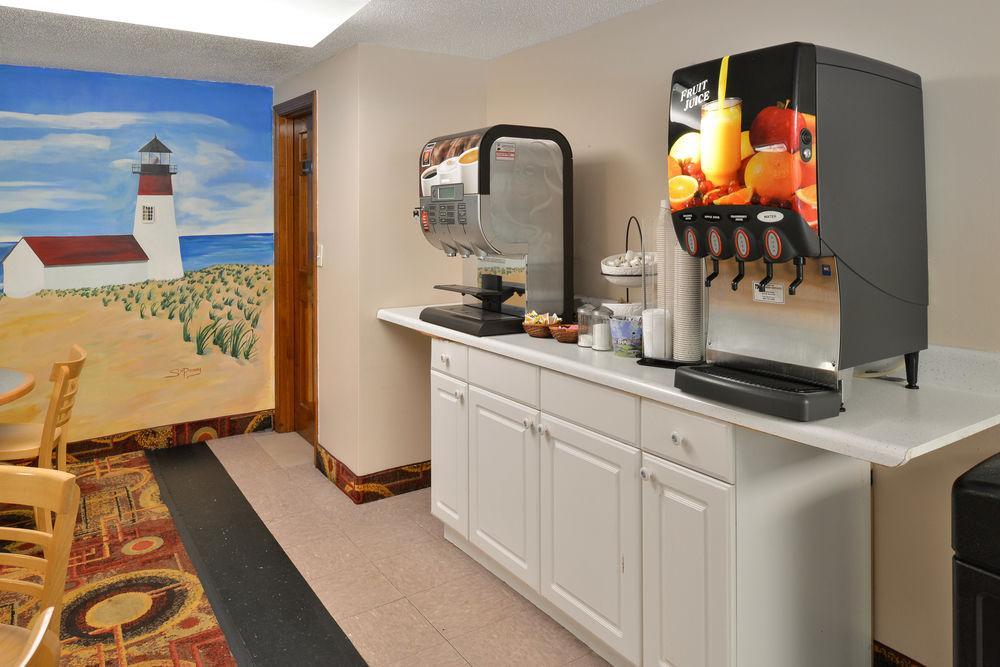 Captains Quarters Motel & Conference Center Истхам Екстериор снимка