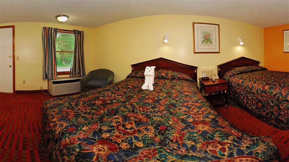 Captains Quarters Motel & Conference Center Истхам Екстериор снимка
