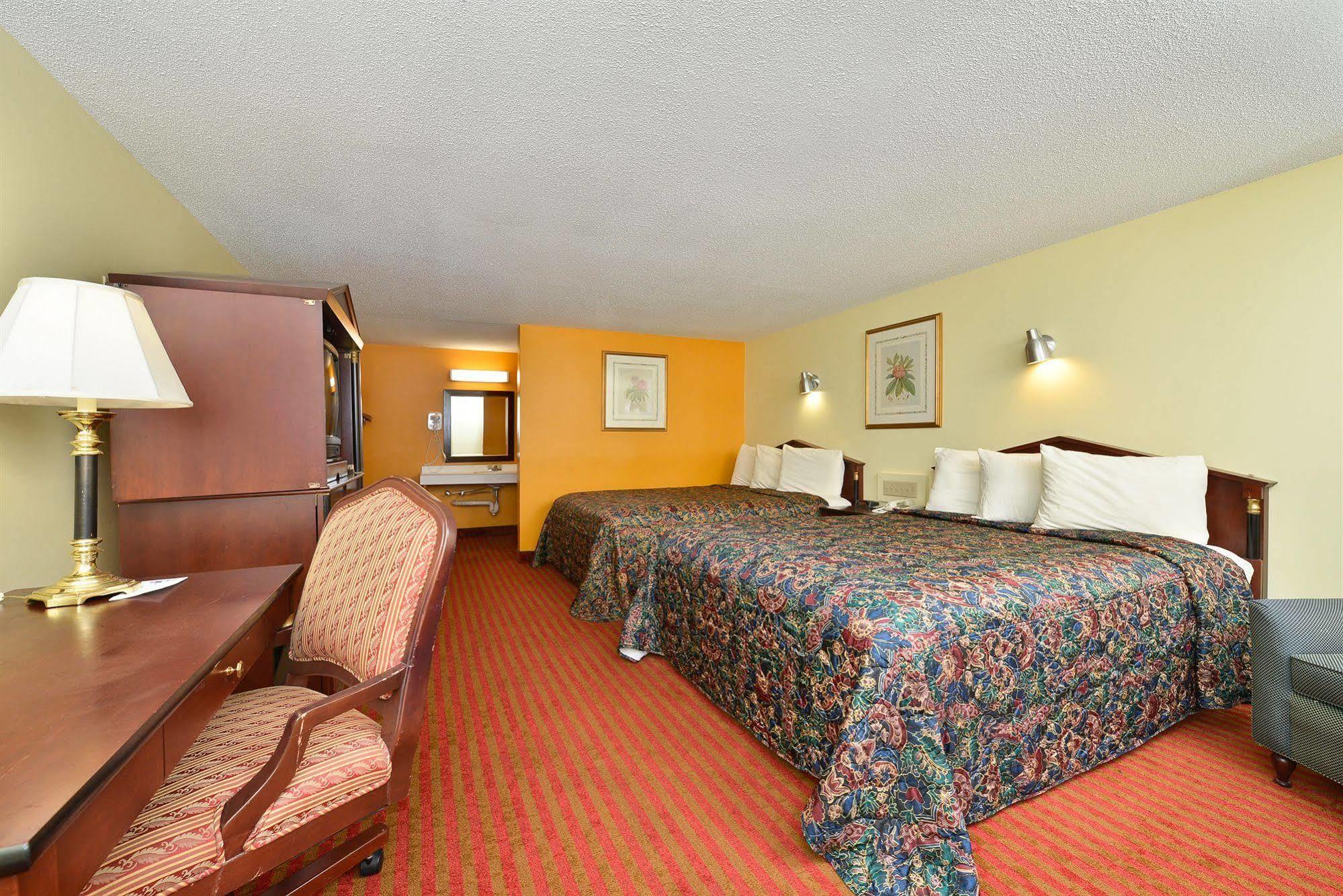 Captains Quarters Motel & Conference Center Истхам Екстериор снимка